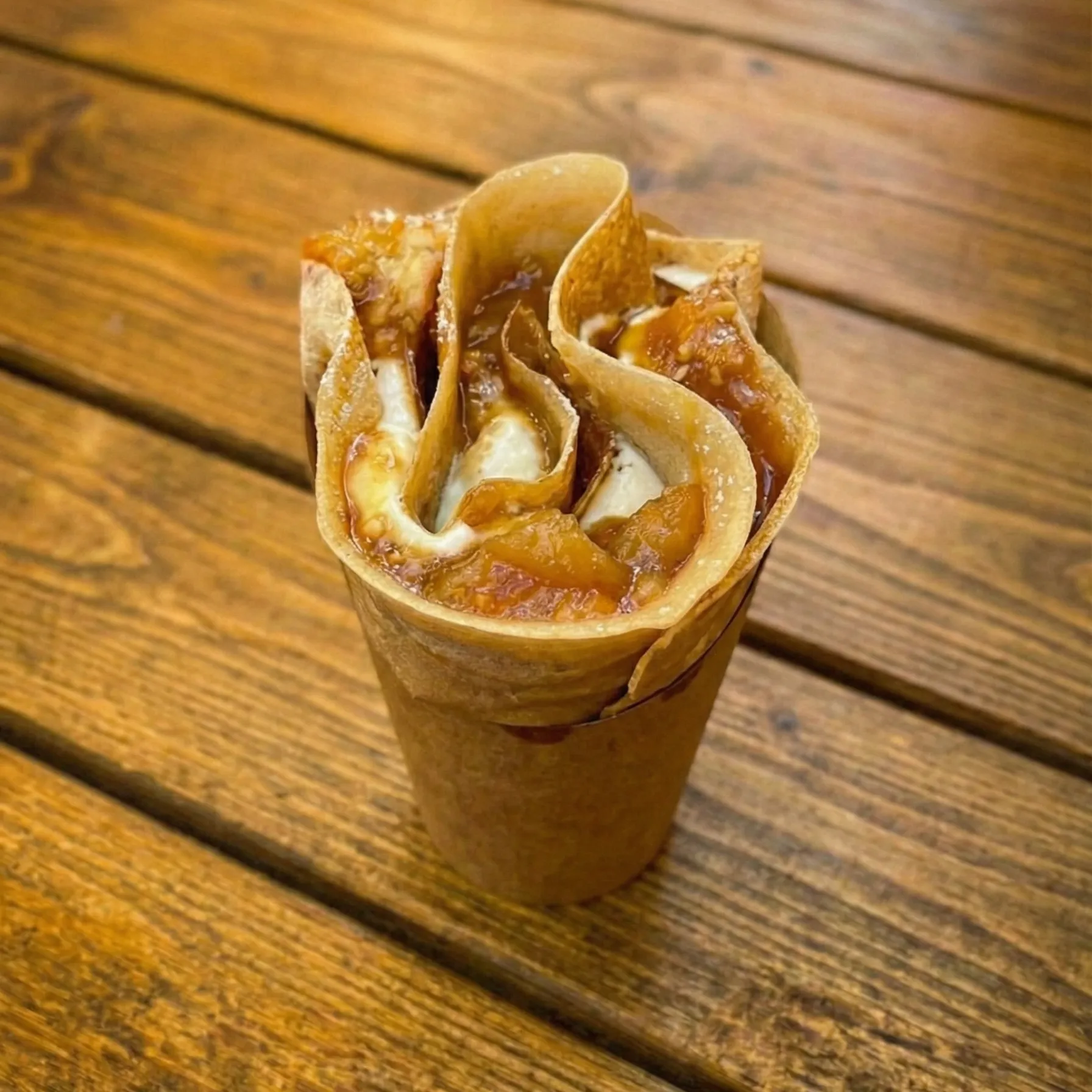 Apfel Karamell Diem Crêpe Roll mit Apfelkompott und Karamell