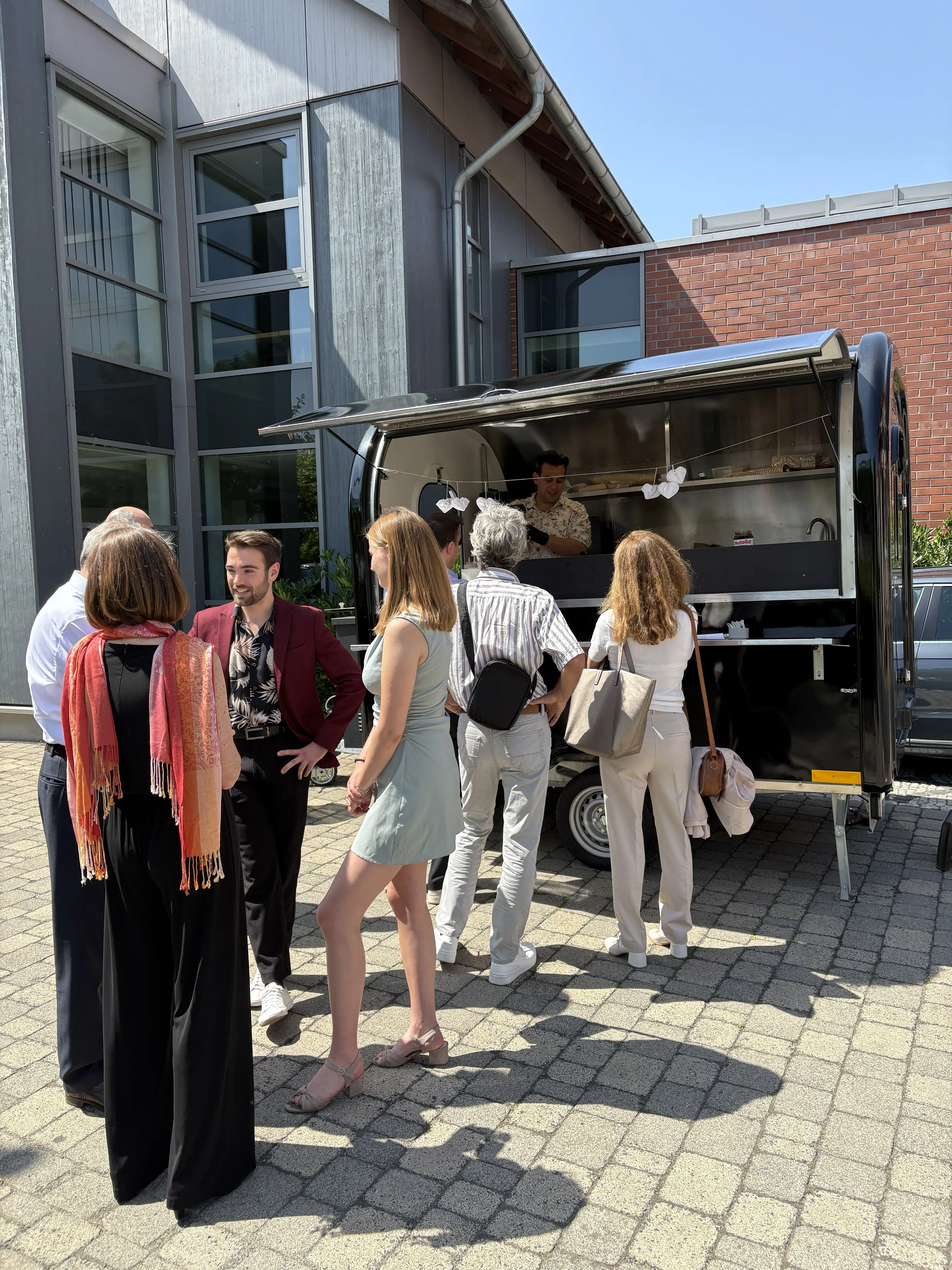 Gäste einer Hochzeit am Crêpe Diem Foodtruck bei Sonnenschein
