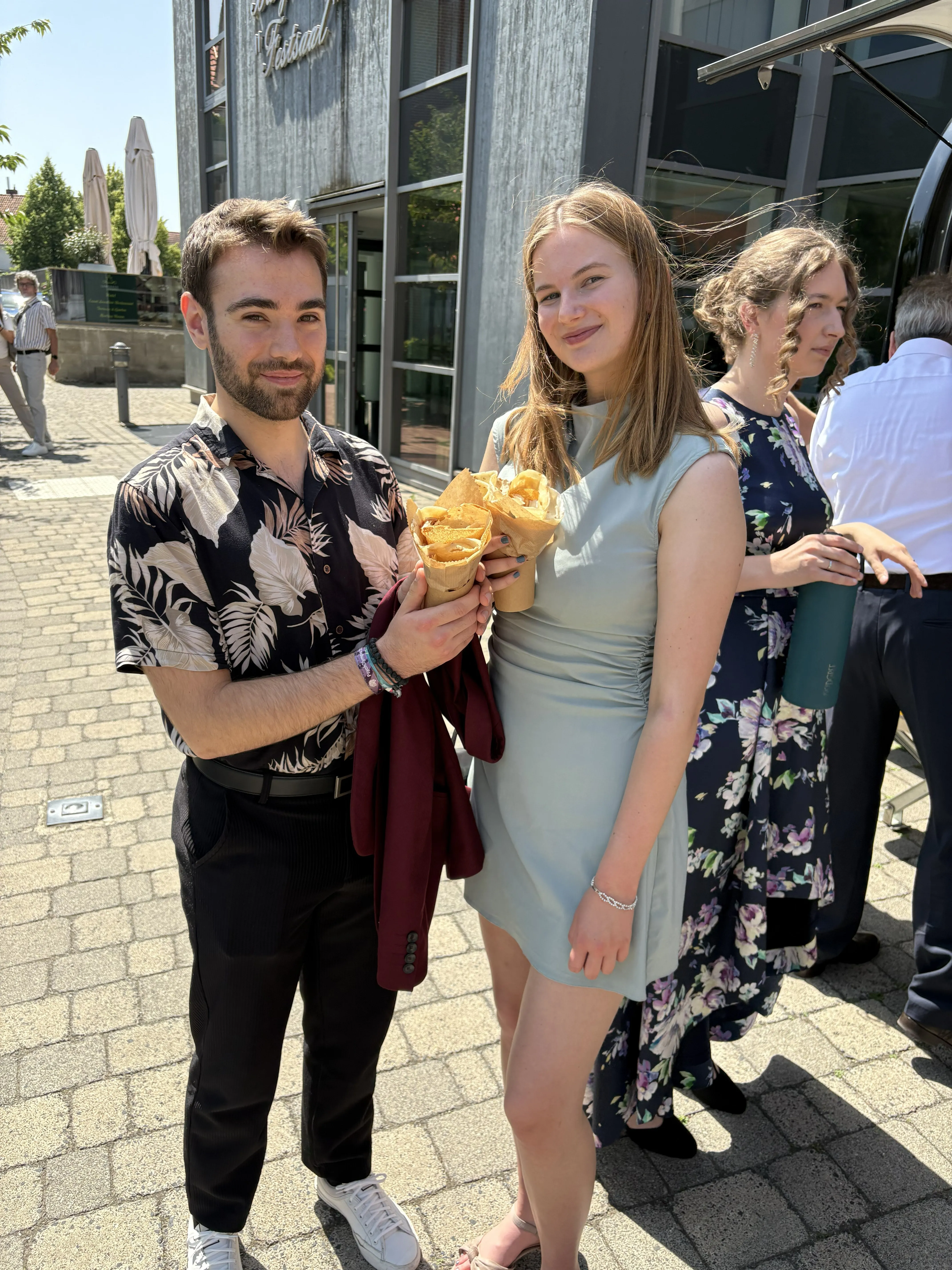 Zufriedenes Pärchen mit Crêpe Rolls bei einer Feier