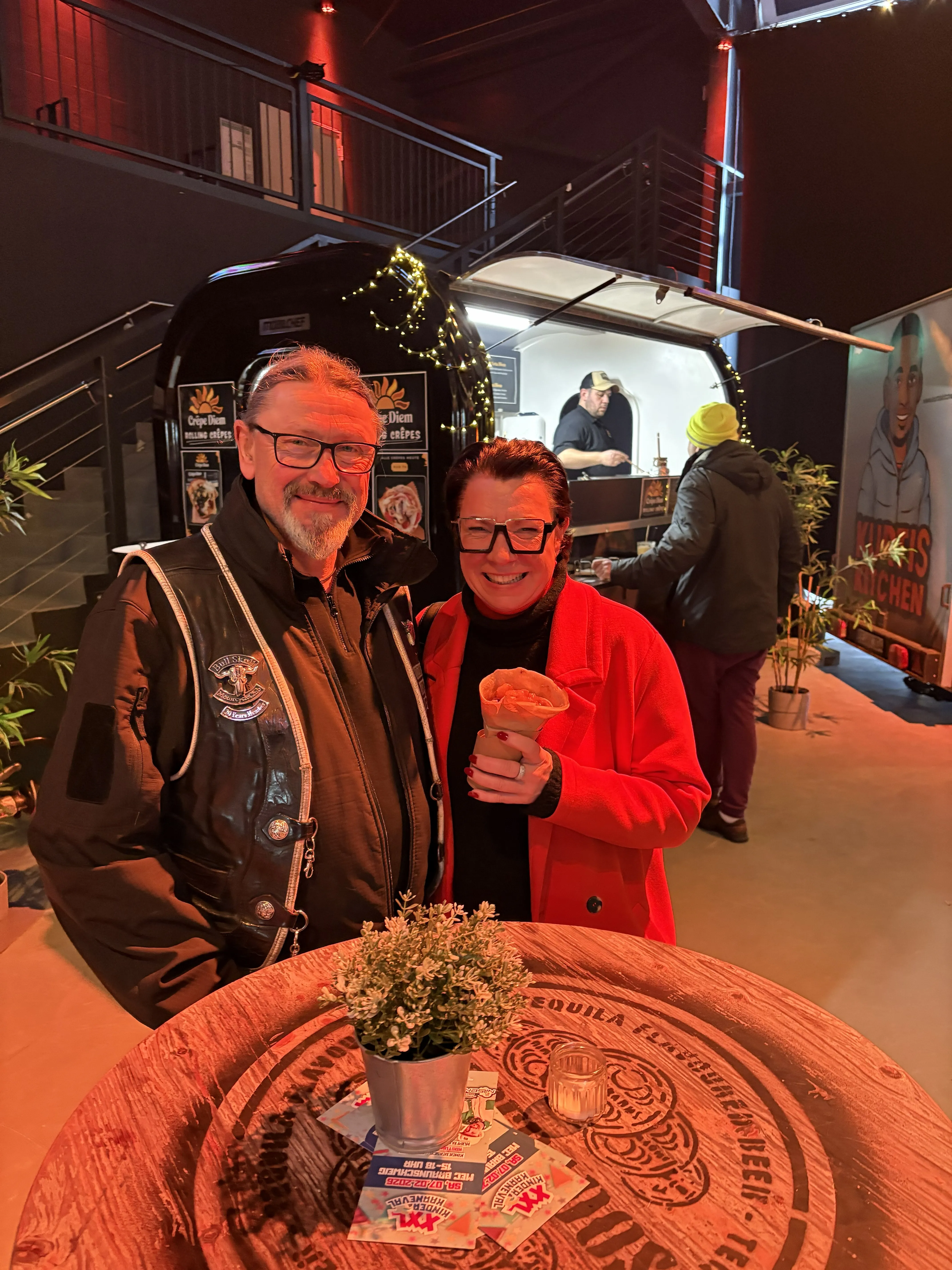 Glückliches Paar genießt Crêpe Rolls am Crêpe Diem Foodtruck